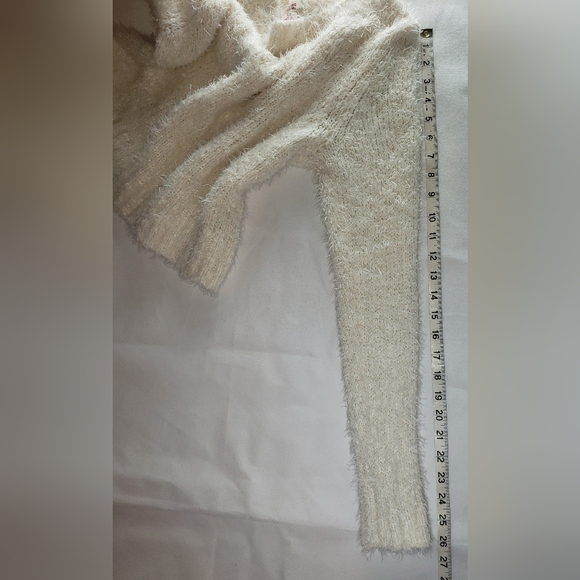 Bundle of 2 Mossimo cropped shimmery fuzzy sweaters with extra long sleeves - Picture 11 of 16